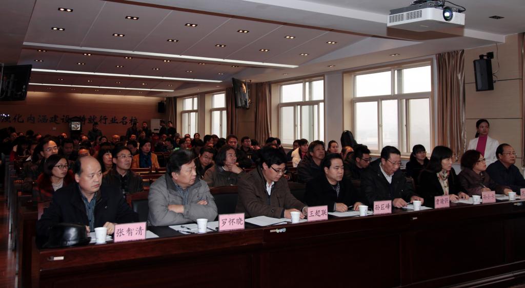 评委和观众聆听辅导员特色工作展示