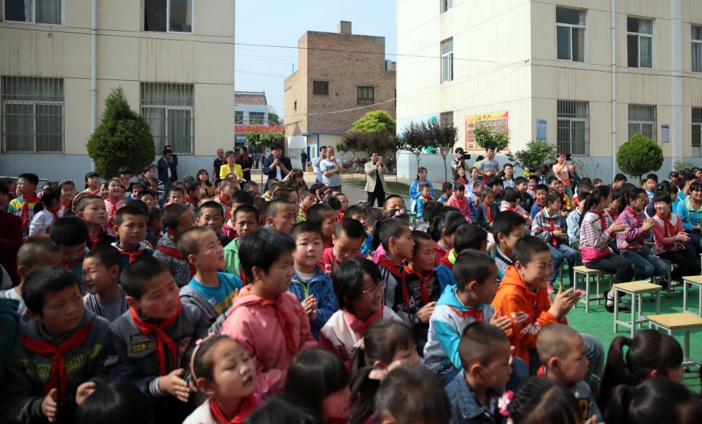 该校全体师生参加活动