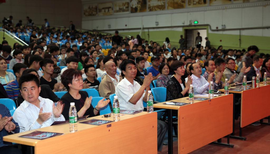 学院领导崔岩、张晓云、各部门负责同志与2400余名师生观看演出