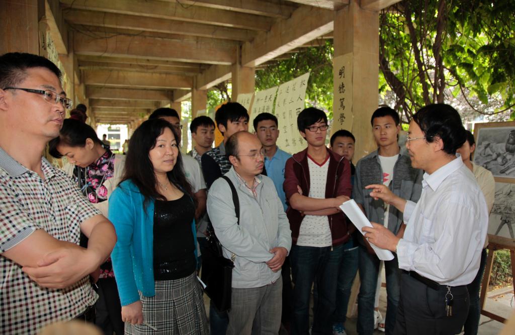 党委副书记王天哲观摩展览