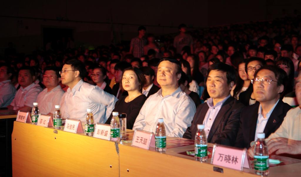 市委常委、宣传部长马俊民,市政协、市委宣传部、咸阳日报社、市文明办、市教育局、团市委领导等出席开幕式