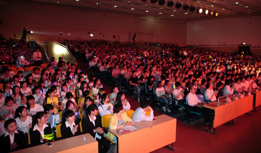 全市11所高校的1400余名师生代表观看比赛