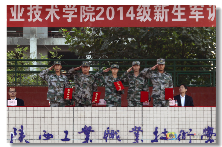 给军训先进个人颁奖